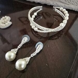 Elegant Silver and Pearl Jewelry Set